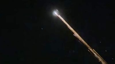 Cahaya terang dengan ekor panjang melintas di langit malam Bengkulu yang diduga puing roket masuk atmosfer Bumi