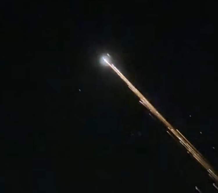 Cahaya terang dengan ekor panjang melintas di langit malam Bengkulu yang diduga puing roket masuk atmosfer Bumi