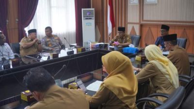 Truk angkutan batu bara melintas di jalan umum Bengkulu yang berpotensi merusak infrastruktur
