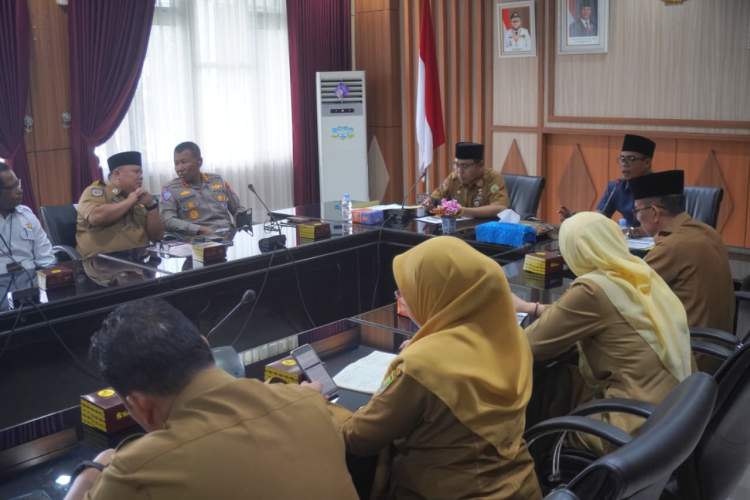 Truk angkutan batu bara melintas di jalan umum Bengkulu yang berpotensi merusak infrastruktur