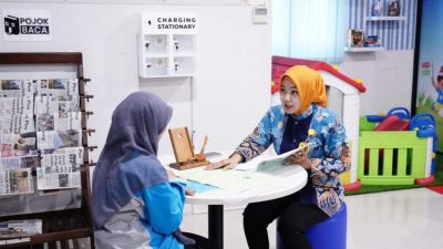 Petugas Kantor Pertanahan (BPN) sedang memeriksa dokumen sertipikat tanah masyarakat