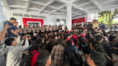 Mahasiswa Aliansi Tri Muda menggelar aksi demo di depan DPRD Provinsi Bengkulu menolak Orde Baru Jilid II