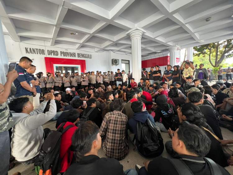 Mahasiswa Aliansi Tri Muda menggelar aksi demo di depan DPRD Provinsi Bengkulu menolak Orde Baru Jilid II