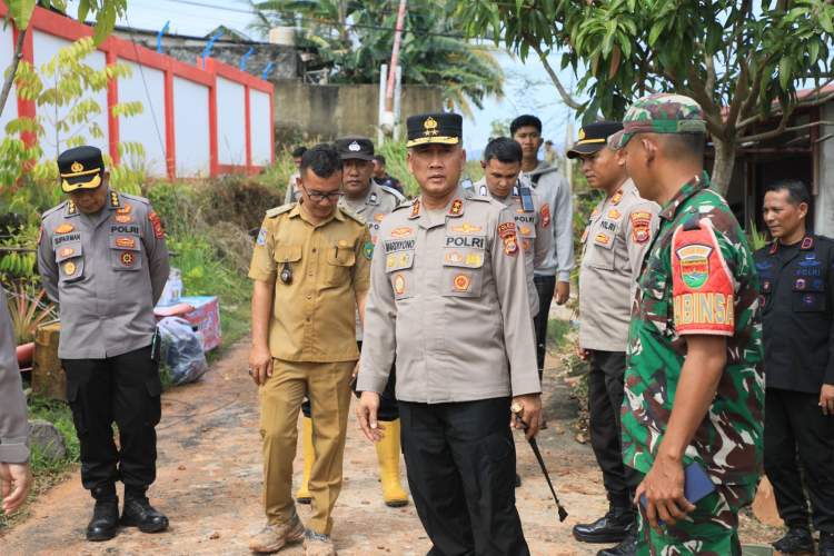 Kapolda Bengkulu meninjau lokasi banjir dan pohon tumbang akibat hujan deras dan angin kencang di Kota Bengkulu bersama personel Brimob