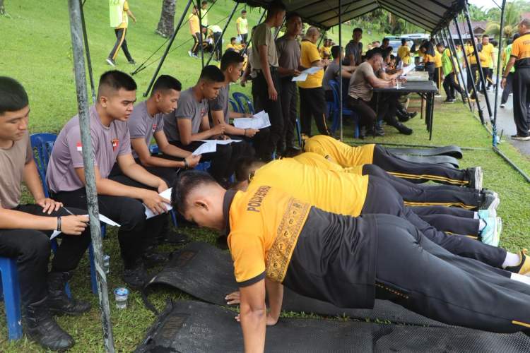 Kapolda Bengkulu memimpin tes kesamaptaan jasmani berkala bagi personel Polda Bengkulu untuk menjaga kebugaran dan kesiapan fisik