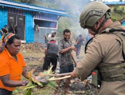 Satgas Damai Cartenz Ikut Bakar Batu di Sugapa, Pererat Kedekatan dengan Warga
