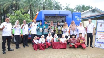 Bunda Literasi Asahan membacakan buku untuk siswa SDN 015927 Aek Ledong