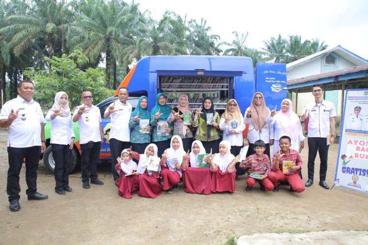 Bunda Literasi Asahan membacakan buku untuk siswa SDN 015927 Aek Ledong