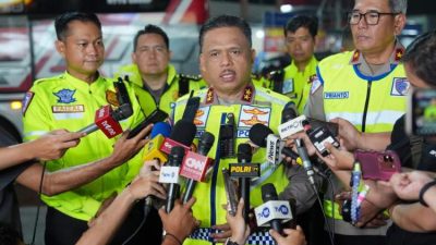 Arus pemudik Lebaran 2026 yang lancar dan tertib di jalan raya dengan pengamanan polisi