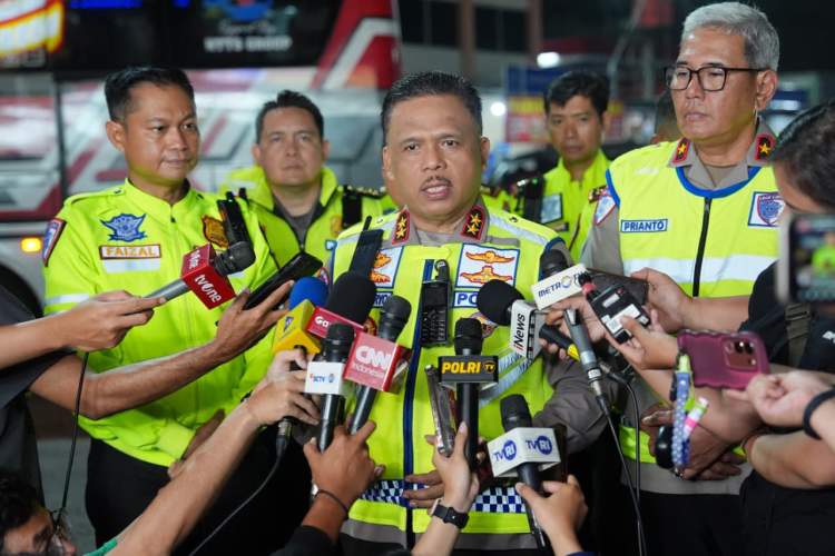 Arus pemudik Lebaran 2026 yang lancar dan tertib di jalan raya dengan pengamanan polisi