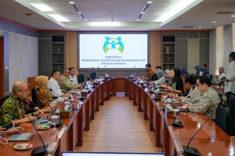 Wamen ATR/BPN Ossy Dermawan bersama Kementerian PPPA membahas legalitas tanah untuk program Kebun Pangan Lokal Perempuan di Jakarta