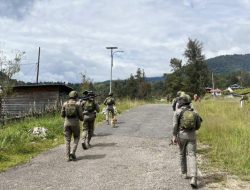 Patroli Jalan Kaki Satgas Cartenz Jaga Keamanan Sinak