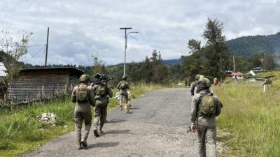 Patroli Jalan Kaki Satgas Cartenz Jaga Keamanan Sinak