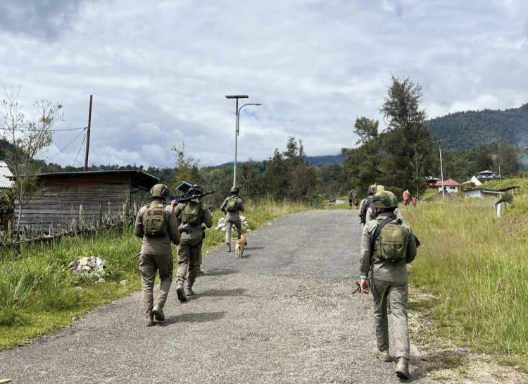 personel Satgas Damai Cartenz patroli jalan kaki di Sinak Papua untuk menjaga keamanan dan mendekatkan diri dengan warga