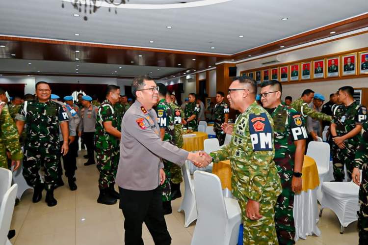 POM TNI dan Propam Polri berjabat tangan dalam acara coffee morning dan halal bihalal 1447 H untuk memperkuat sinergitas dan stabilitas nasional