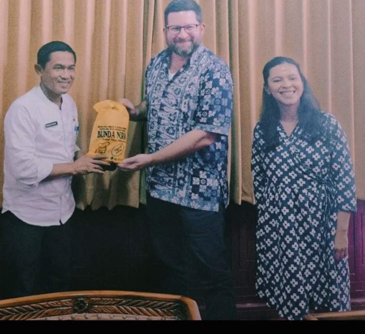 Pertemuan pejabat daerah Mukomuko dengan peneliti internasional dalam kerja sama riset konservasi dan investasi hijau.