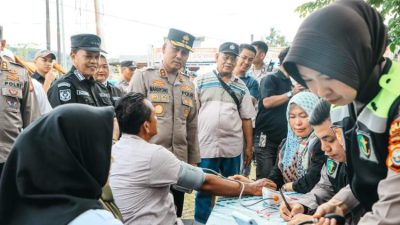 Kapolda Bengkulu mengecek warga yang menjalani pemeriksaan kesehatan di posko tanggap darurat banjir Lebong