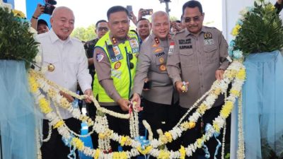 Kakorlantas Polri Agus Suryonugroho resmikan Safety Driving Center Polda Kalsel bersama Kapolda Kalimantan Selatan dengan pemotongan pita