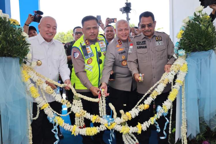 Kakorlantas Polri Agus Suryonugroho resmikan Safety Driving Center Polda Kalsel bersama Kapolda Kalimantan Selatan dengan pemotongan pita