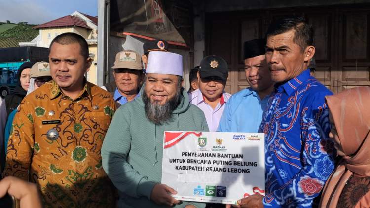 Gubernur Bengkulu helmi Hasan serahkan bantuan kepada korban puting beliung Rejang Lebong
