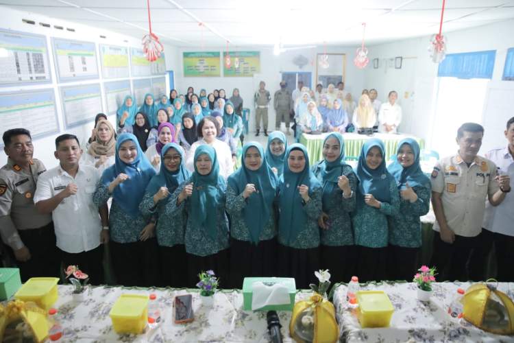Ketua TP PKK Asahan Yusnila Indriati Taufik membina warga Desa Danau Sijabut dalam lomba PHBS Sumut 2026 untuk pola hidup bersih dan sehat