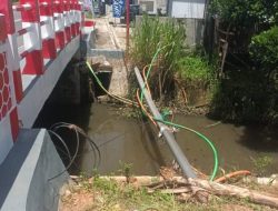 Kabel Menjuntai Semrawut di Jembatan Tebeng Dikeluhkan Warga