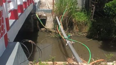 Kabel Telkom semrawut melintang di sungai dekat Jembatan Tebeng Bengkulu mengganggu aktivitas warga dan berisiko rusak saat banjir