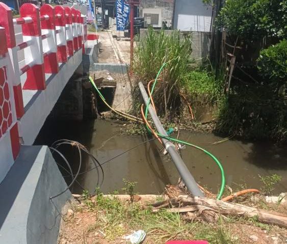 Kabel Telkom semrawut melintang di sungai dekat Jembatan Tebeng Bengkulu mengganggu aktivitas warga dan berisiko rusak saat banjir