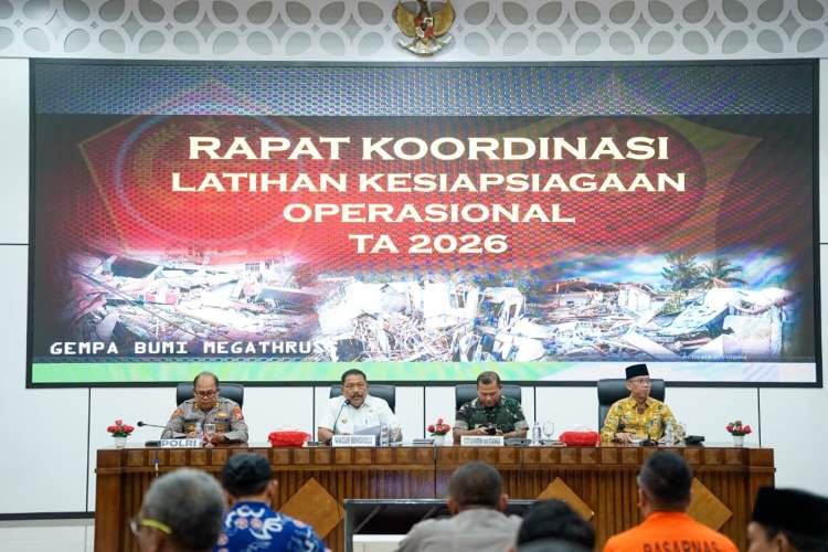 Wakil Gubernur Mian dan Brigjen TNI Jatmiko Aryanto pimpin rapat koordinasi kesiapsiagaan bencana megathrust di Aula Merah Putih Kantor Gubernur Bengkulu