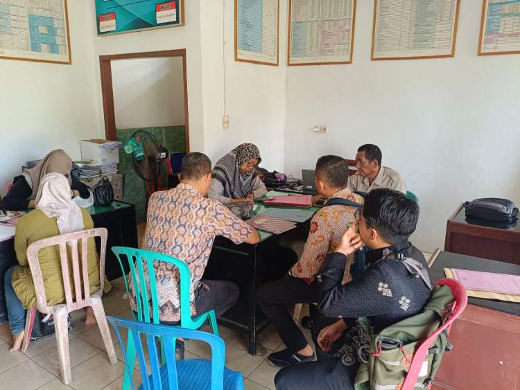 Petugas Satgas Yuridis PTSL 2026 Kantor Pertanahan Bengkulu Tengah mengumpulkan berkas tanah warga di Desa Dusun Baru I
