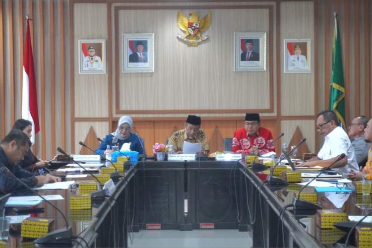 Suasana rapat antara Pemprov Bengkulu dan DPD RI membahas sengketa lahan eks Lapter II Manna bersama berbagai pihak terkait di ruang pertemuan resmi