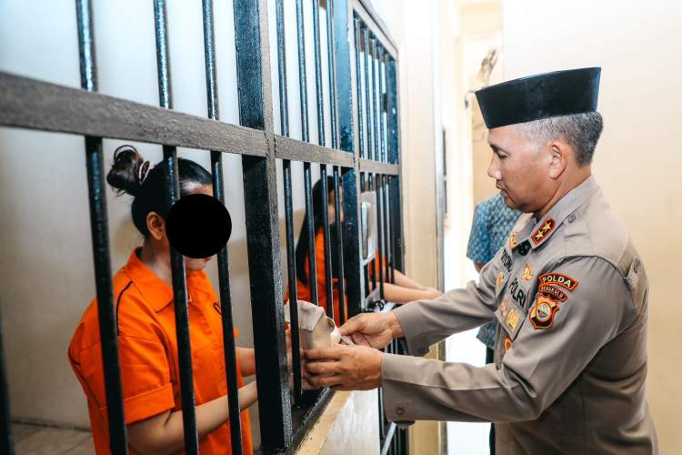 Kapolda Bengkulu memberikan nasi kotak kepada tahanan perempuan di balik jeruji besi sebagai bentuk kepedulian sosial Polri