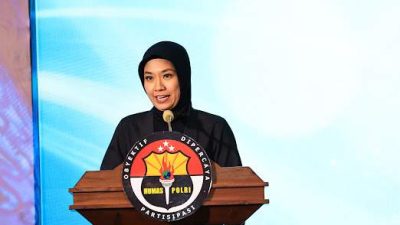 Pengamat sosial Universitas Indonesia, Devie Rahmawati, berbicara di podium dengan logo Humas Polri saat konferensi pers mengenai mudik Lebaran 2026