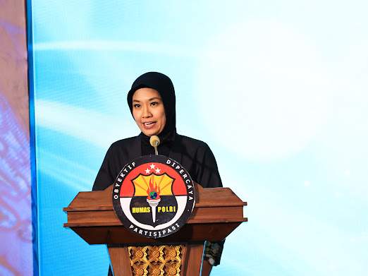 Pengamat sosial Universitas Indonesia, Devie Rahmawati, berbicara di podium dengan logo Humas Polri saat konferensi pers mengenai mudik Lebaran 2026
