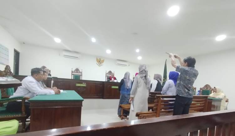 Suasana sidang Pengadilan Negeri Bengkulu saat pembacaan vonis kasus tindak pidana ringan penghinaan dalam perkara arisan KSNJ