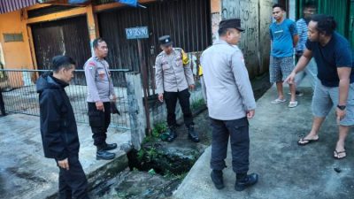 Warga menunjukan lokasi kejadian kepada petugas