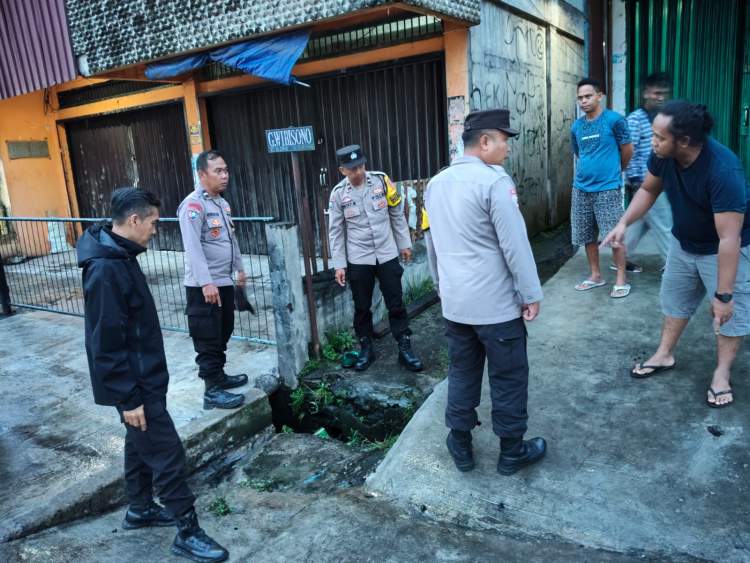 Warga menunjukan lokasi kejadian kepada petugas