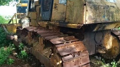 Alat berat jenis dozer milik Dinas PUPRKP Rejang Lebong tampak terbengkalai di lapangan dengan kondisi berkarat dan tidak terawat