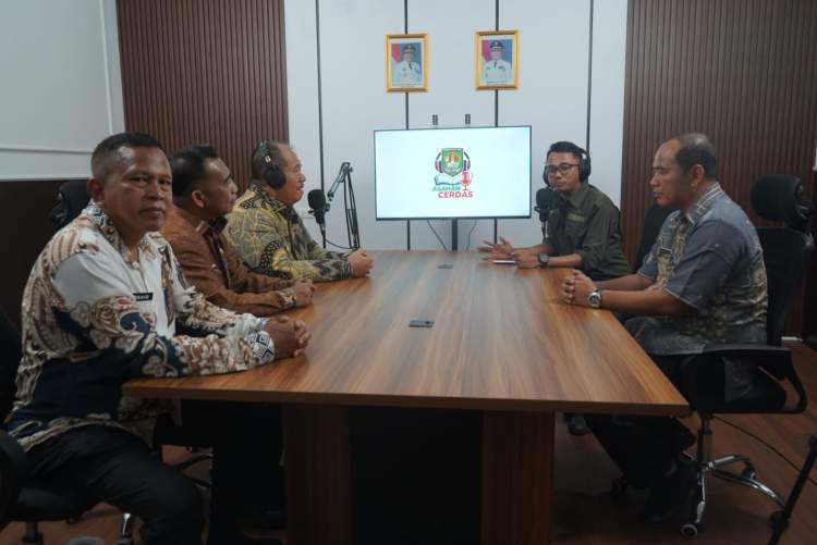 Peluncuran studio podcast Asahan Cerdas oleh Dinas Pendidikan Kabupaten Asahan bersama para guru dan pejabat daerah