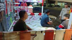 Bhabinkamtibmas Anggut Atas memantau kegiatan siskamling warga pada malam hari di Kota Bengkulu