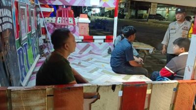 Bhabinkamtibmas Anggut Atas memantau kegiatan siskamling warga pada malam hari di Kota Bengkulu