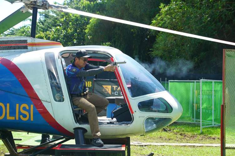 Peserta mengikuti lomba menembak Brimob X-Treme 2026 di Lapangan Tembak Korbrimob Depok