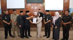 Plt Bupati Rejang Lebong menyampaikan LKPJ 2025 dalam rapat paripurna DPRD bersama pejabat daerah