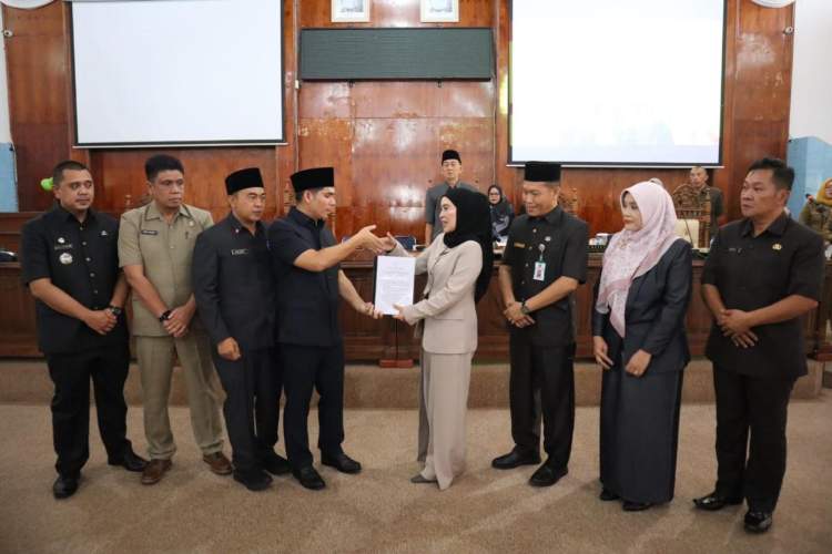 Plt Bupati Rejang Lebong menyampaikan LKPJ 2025 dalam rapat paripurna DPRD bersama pejabat daerah