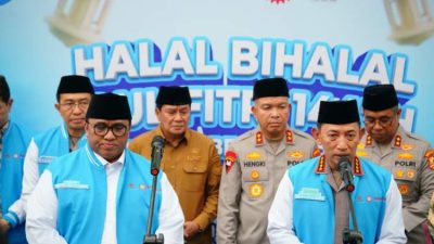 Kapolri Listyo Sigit Prabowo bersama buruh dalam acara Halal Bihalal di Tangerang