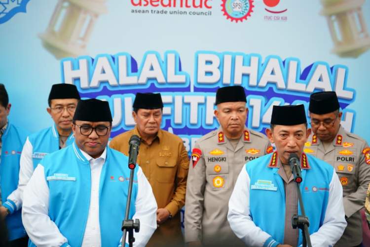 Kapolri Listyo Sigit Prabowo bersama buruh dalam acara Halal Bihalal di Tangerang