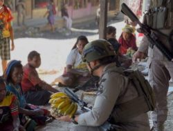 Patroli Damai Cartenz di Sinak Perkuat Rasa Aman Warga