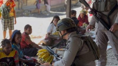 Personel Operasi Damai Cartenz melakukan patroli jalan kaki dan berdialog dengan warga di Distrik Sinak Papua