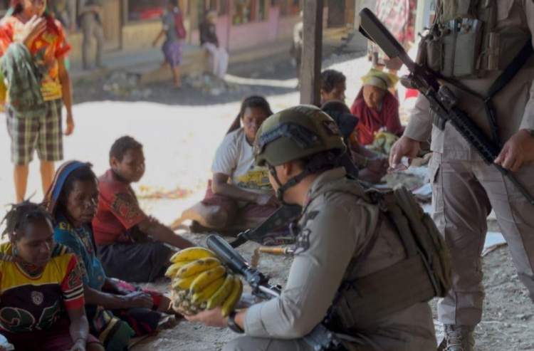 Personel Operasi Damai Cartenz melakukan patroli jalan kaki dan berdialog dengan warga di Distrik Sinak Papua