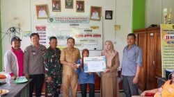 Penyaluran BLT Dana Desa kepada warga penerima di Kantor Desa Darat Sawah Ulu Bengkulu Selatan